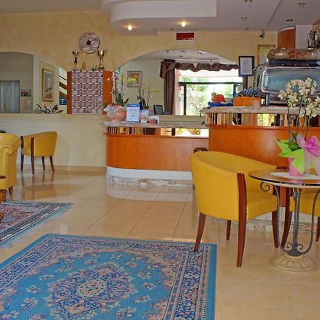 Hotel River Fronte Mare Con Piscina Римини Екстериор снимка