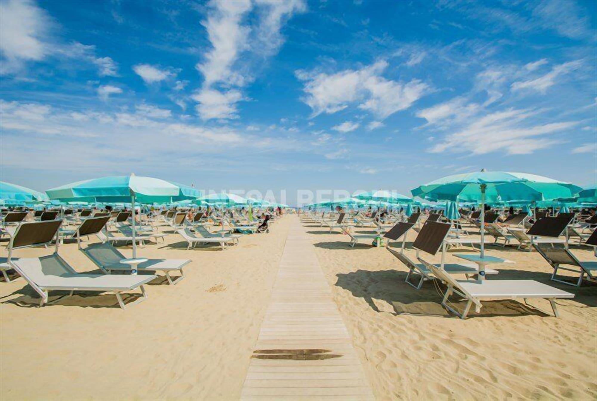 Hotel River Fronte Mare Con Piscina Римини Екстериор снимка