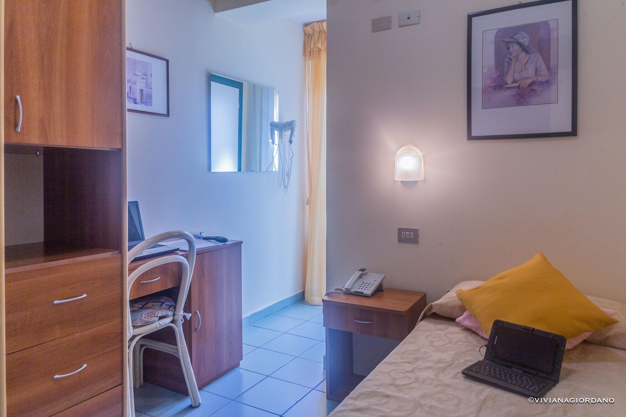 Hotel River Fronte Mare Con Piscina Римини Екстериор снимка