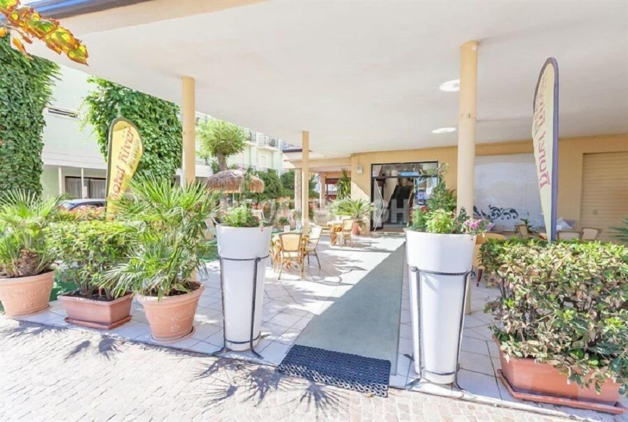 Hotel River Fronte Mare Con Piscina Римини Екстериор снимка