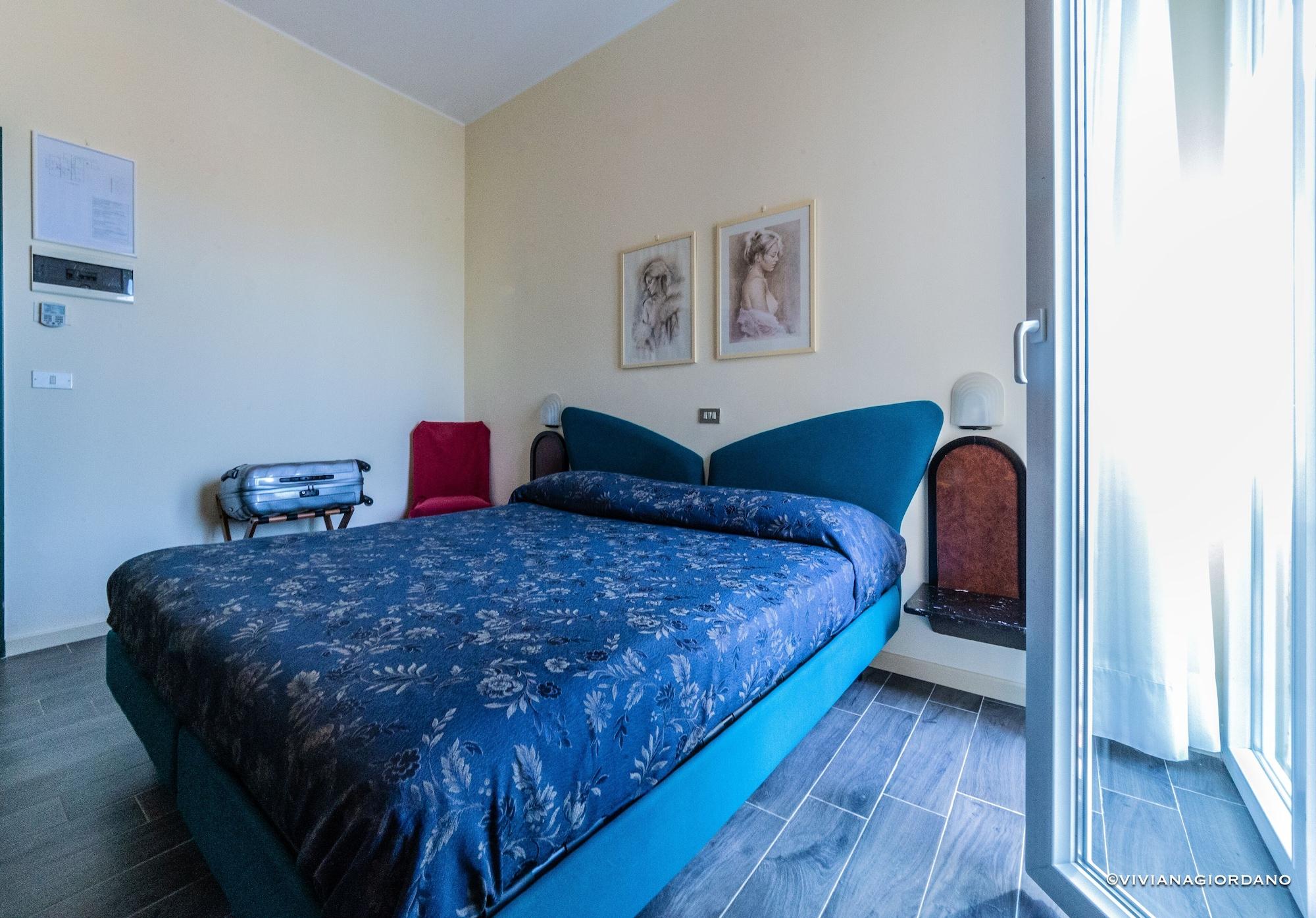 Hotel River Fronte Mare Con Piscina Римини Екстериор снимка