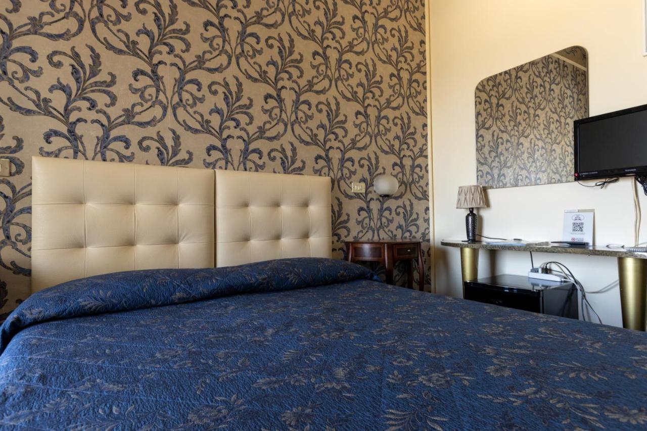 Hotel River Fronte Mare Con Piscina Римини Екстериор снимка