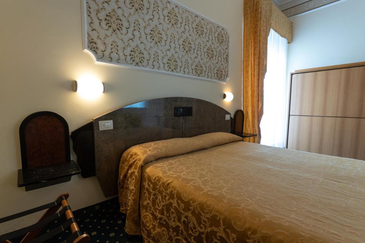 Hotel River Fronte Mare Con Piscina Римини Екстериор снимка