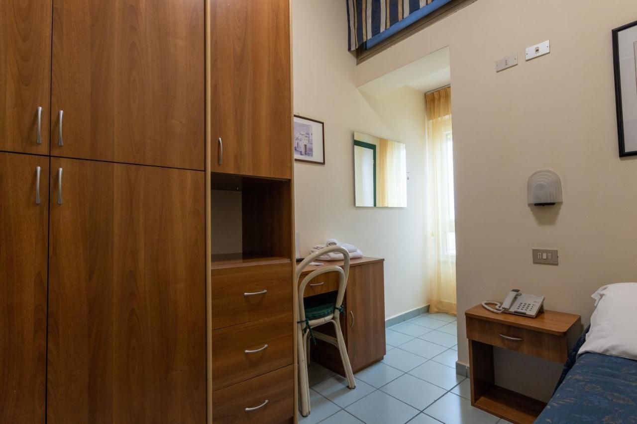Hotel River Fronte Mare Con Piscina Римини Екстериор снимка