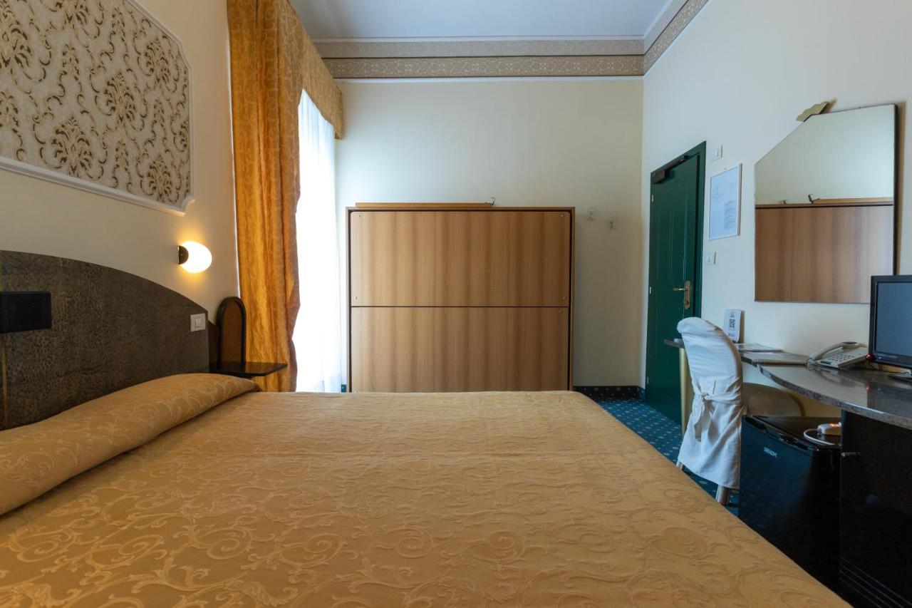 Hotel River Fronte Mare Con Piscina Римини Екстериор снимка