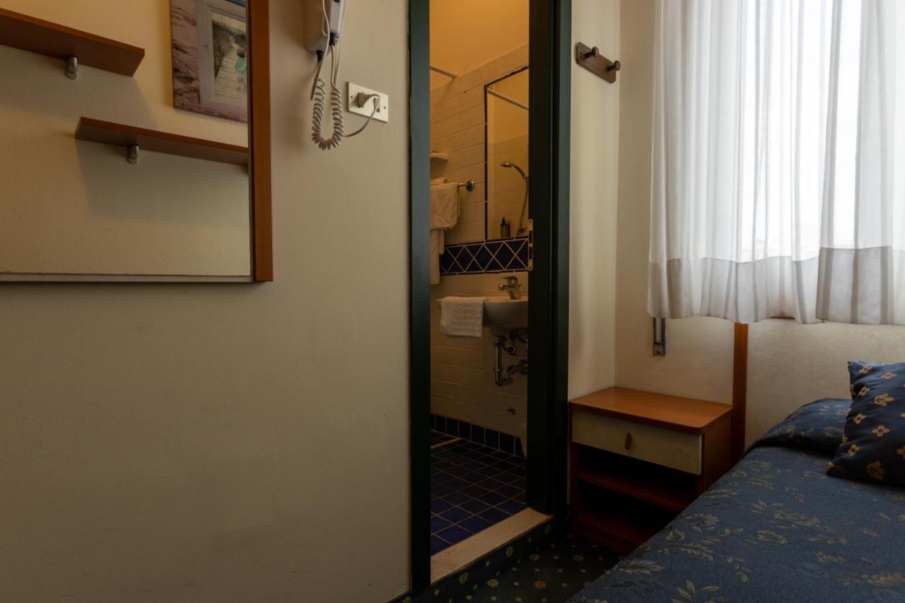 Hotel River Fronte Mare Con Piscina Римини Екстериор снимка