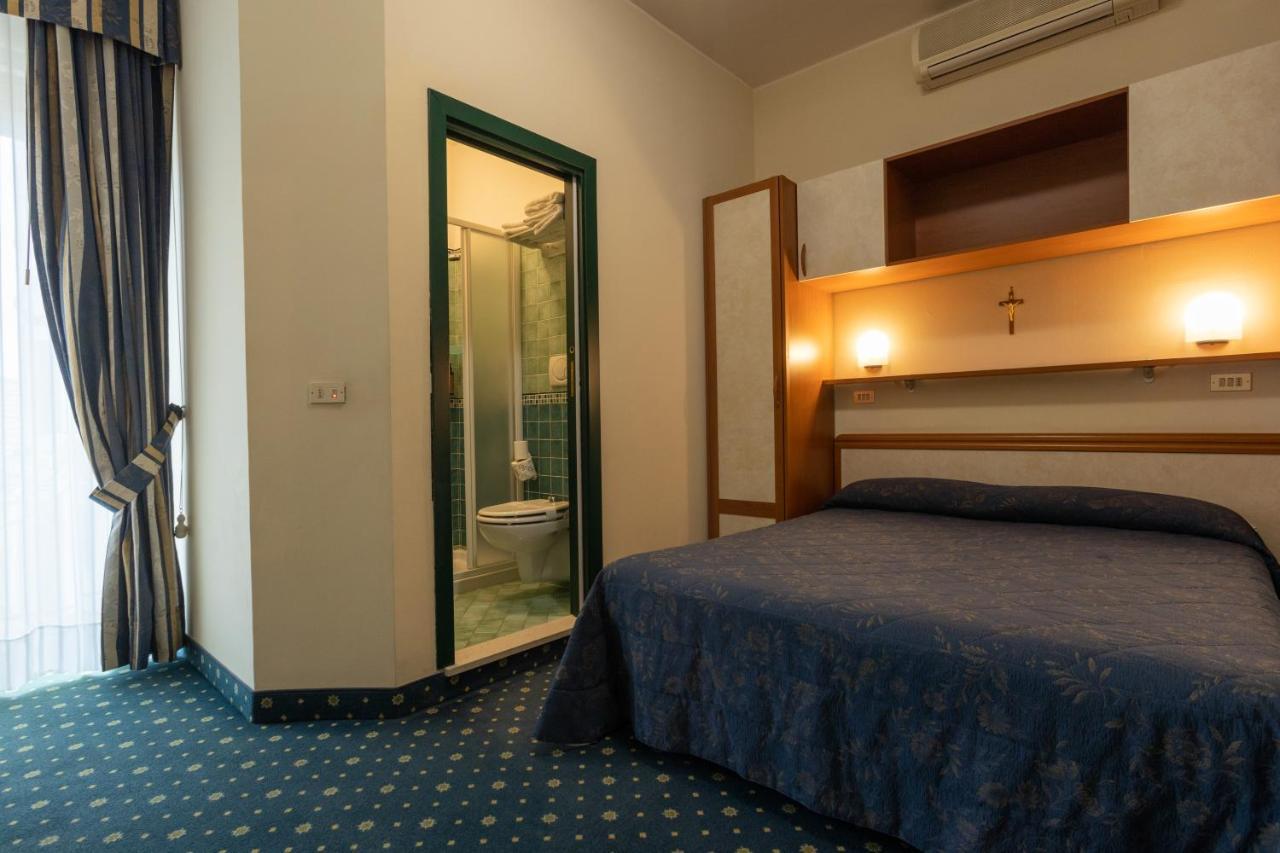 Hotel River Fronte Mare Con Piscina Римини Екстериор снимка