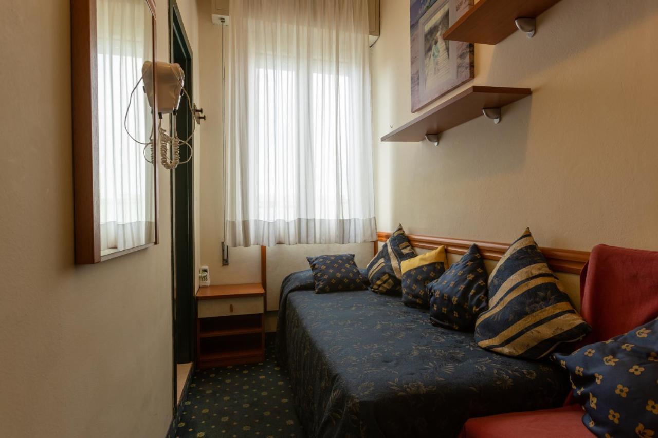 Hotel River Fronte Mare Con Piscina Римини Екстериор снимка