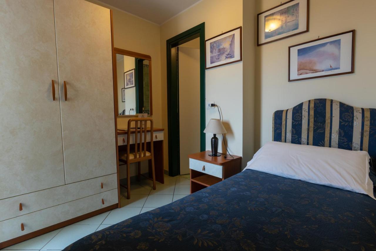 Hotel River Fronte Mare Con Piscina Римини Екстериор снимка