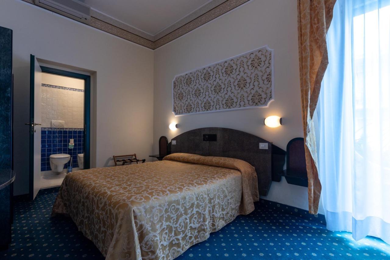 Hotel River Fronte Mare Con Piscina Римини Екстериор снимка
