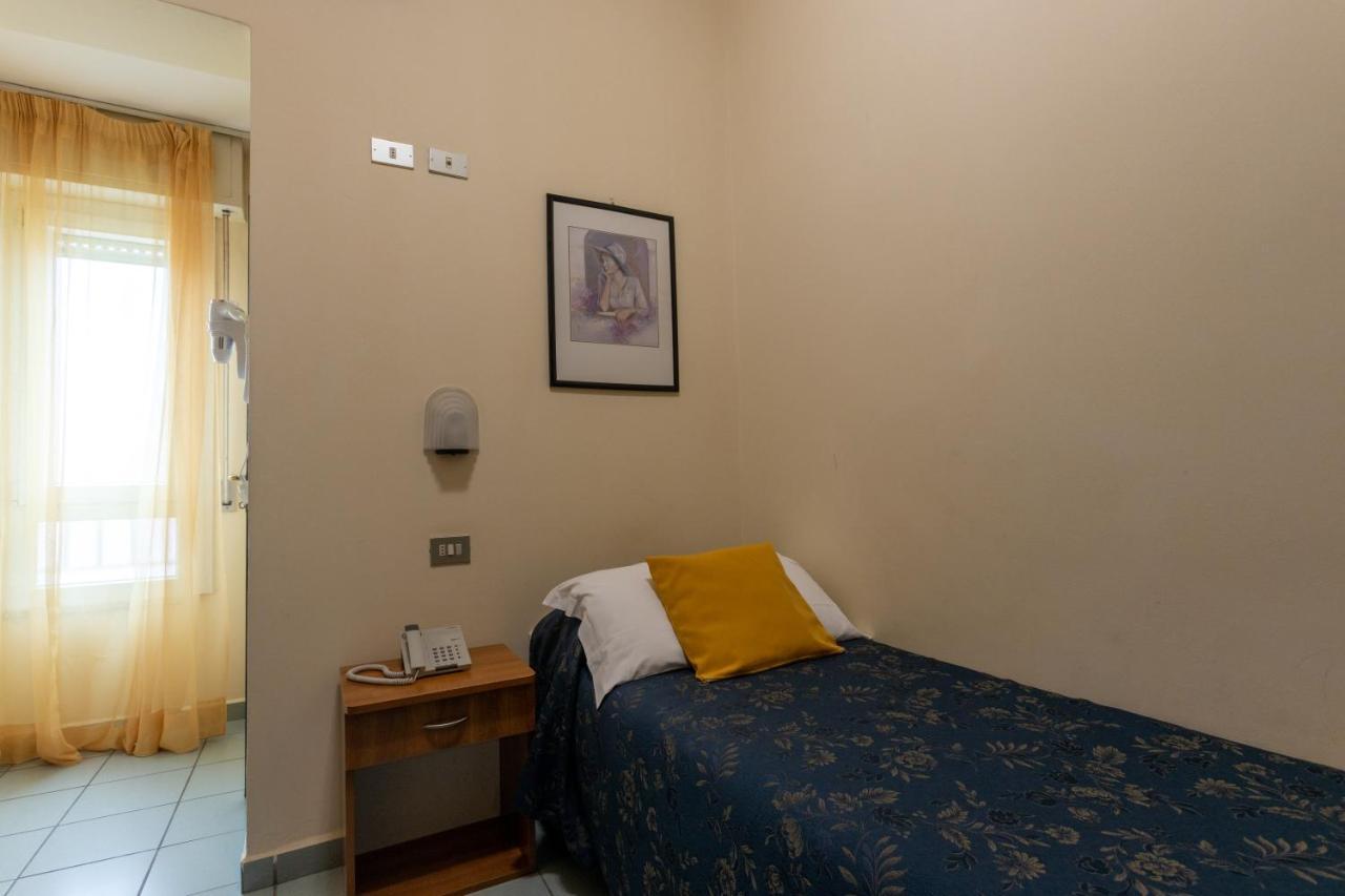 Hotel River Fronte Mare Con Piscina Римини Екстериор снимка