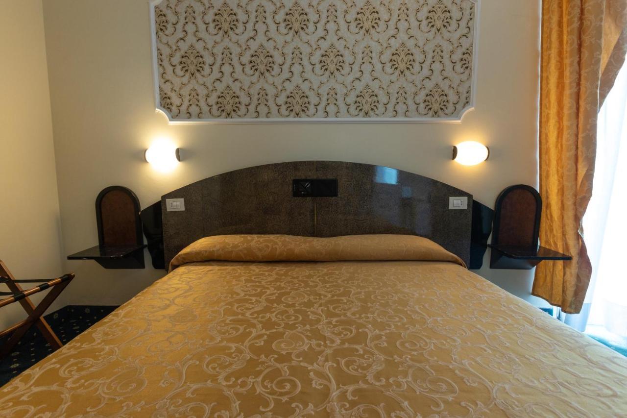 Hotel River Fronte Mare Con Piscina Римини Екстериор снимка