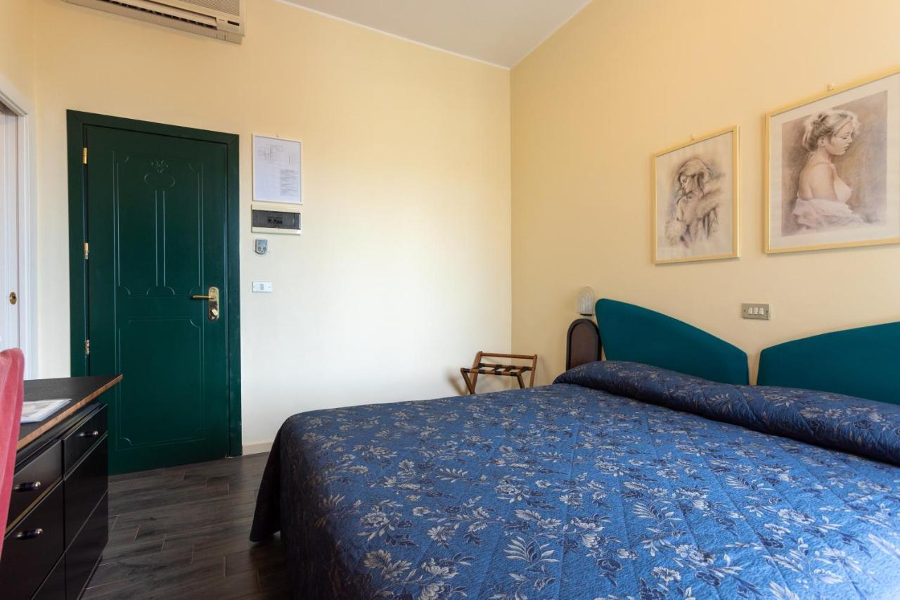 Hotel River Fronte Mare Con Piscina Римини Екстериор снимка