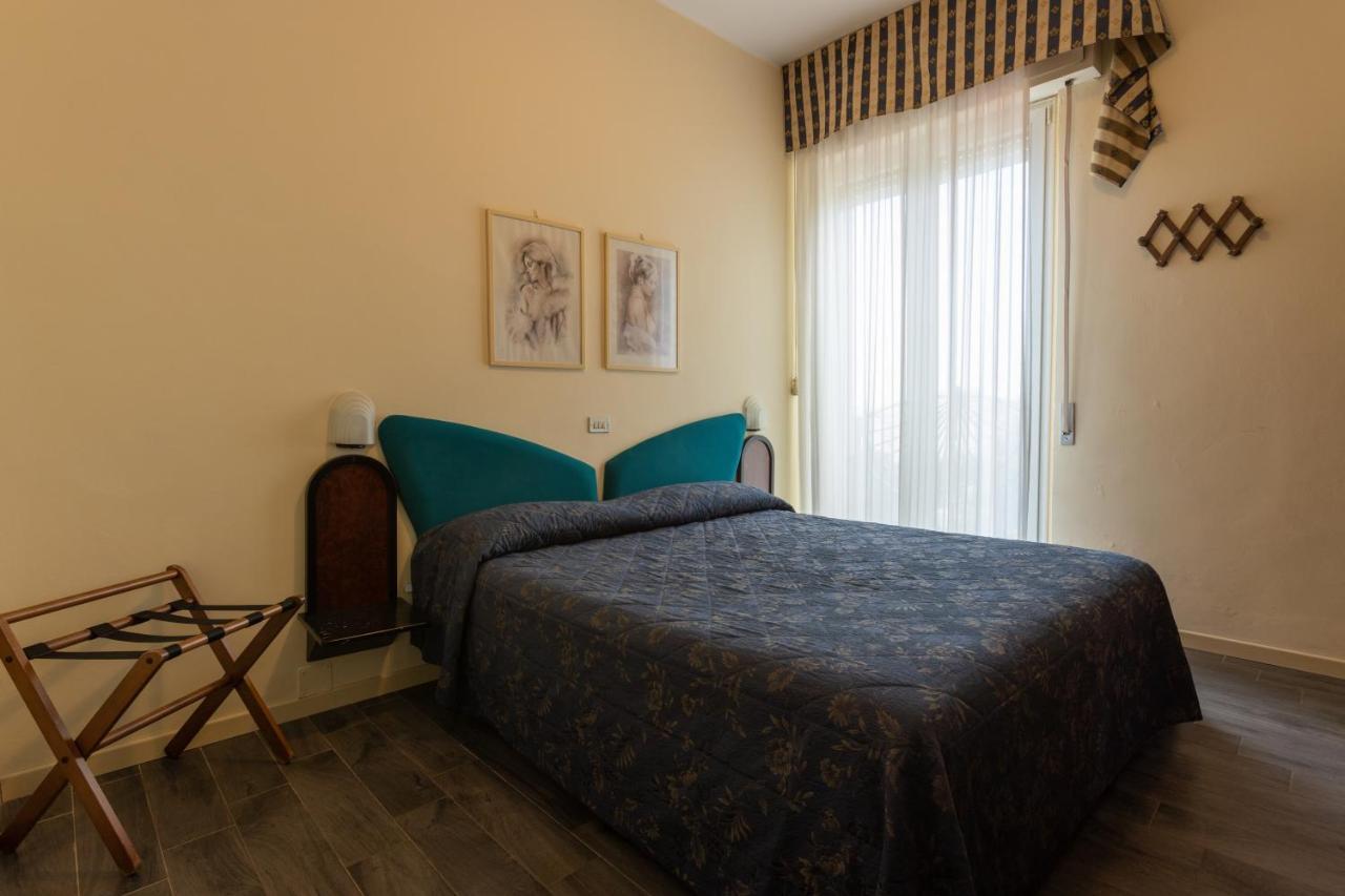 Hotel River Fronte Mare Con Piscina Римини Екстериор снимка