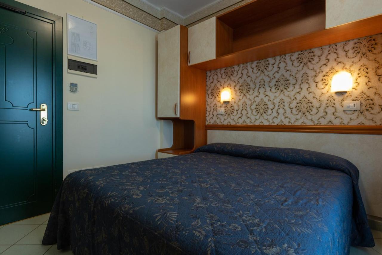 Hotel River Fronte Mare Con Piscina Римини Екстериор снимка