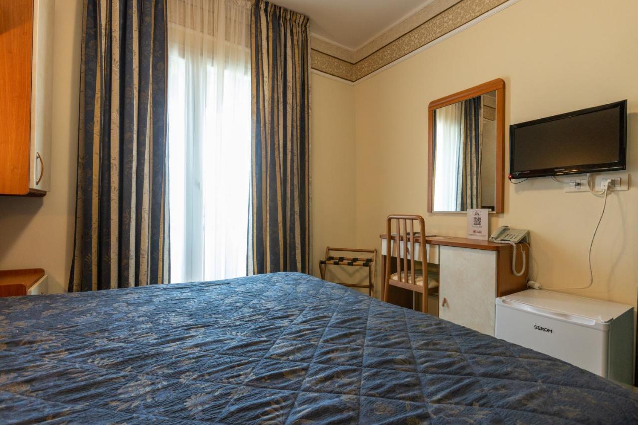 Hotel River Fronte Mare Con Piscina Римини Екстериор снимка