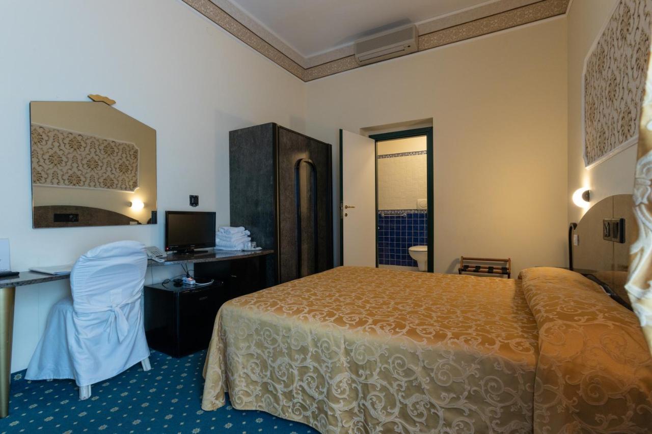 Hotel River Fronte Mare Con Piscina Римини Екстериор снимка