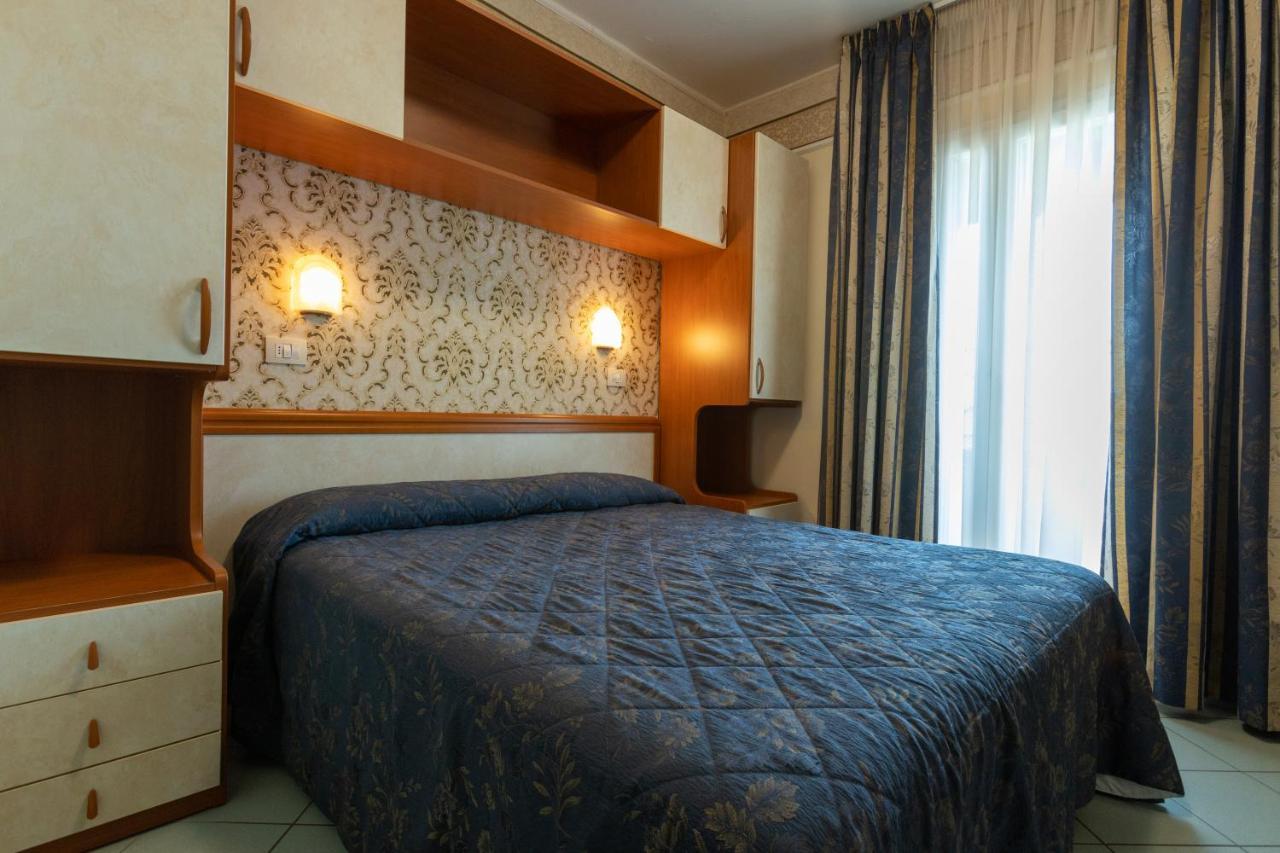 Hotel River Fronte Mare Con Piscina Римини Екстериор снимка