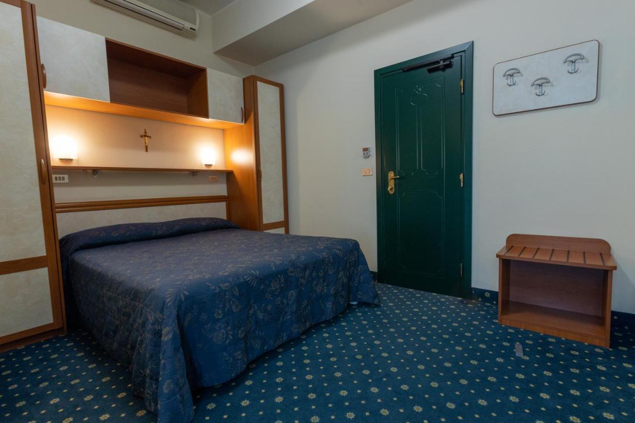 Hotel River Fronte Mare Con Piscina Римини Екстериор снимка