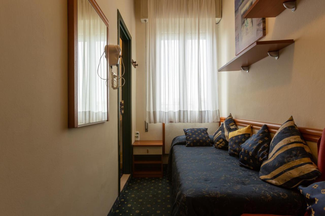 Hotel River Fronte Mare Con Piscina Римини Екстериор снимка