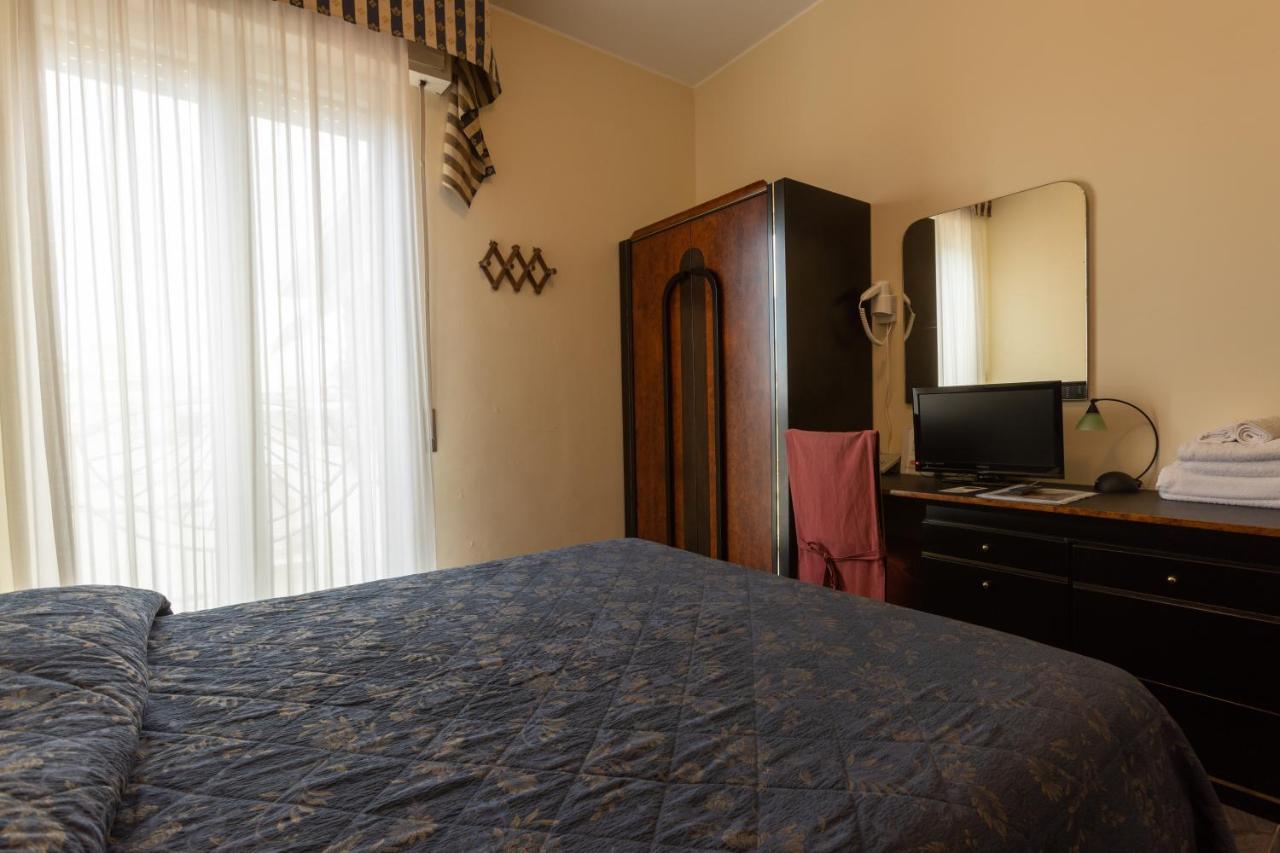 Hotel River Fronte Mare Con Piscina Римини Екстериор снимка