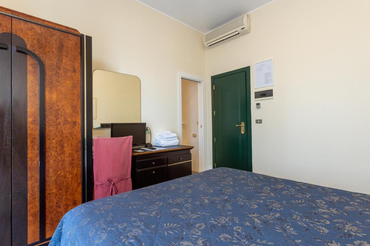 Hotel River Fronte Mare Con Piscina Римини Екстериор снимка