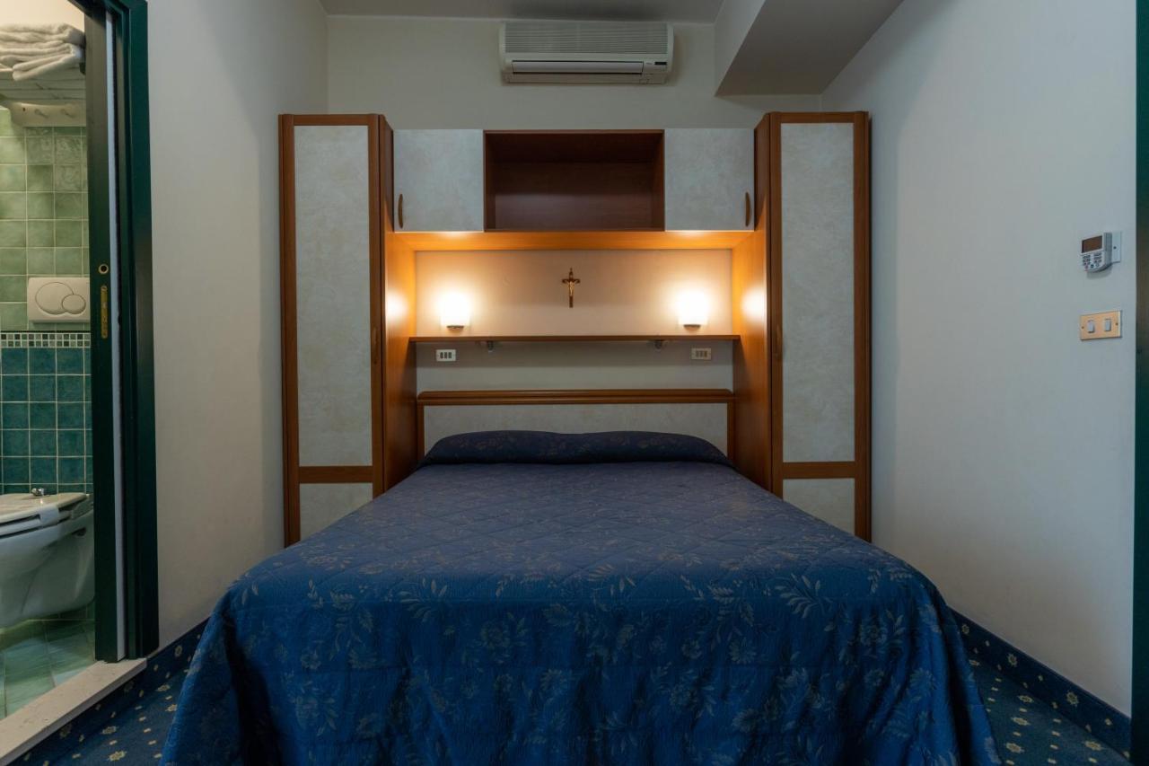Hotel River Fronte Mare Con Piscina Римини Екстериор снимка