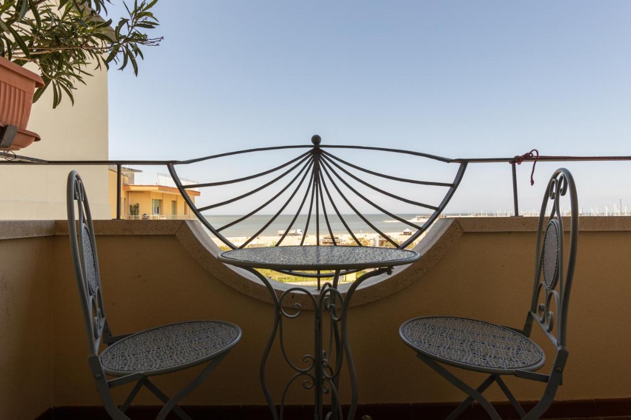 Hotel River Fronte Mare Con Piscina Римини Екстериор снимка