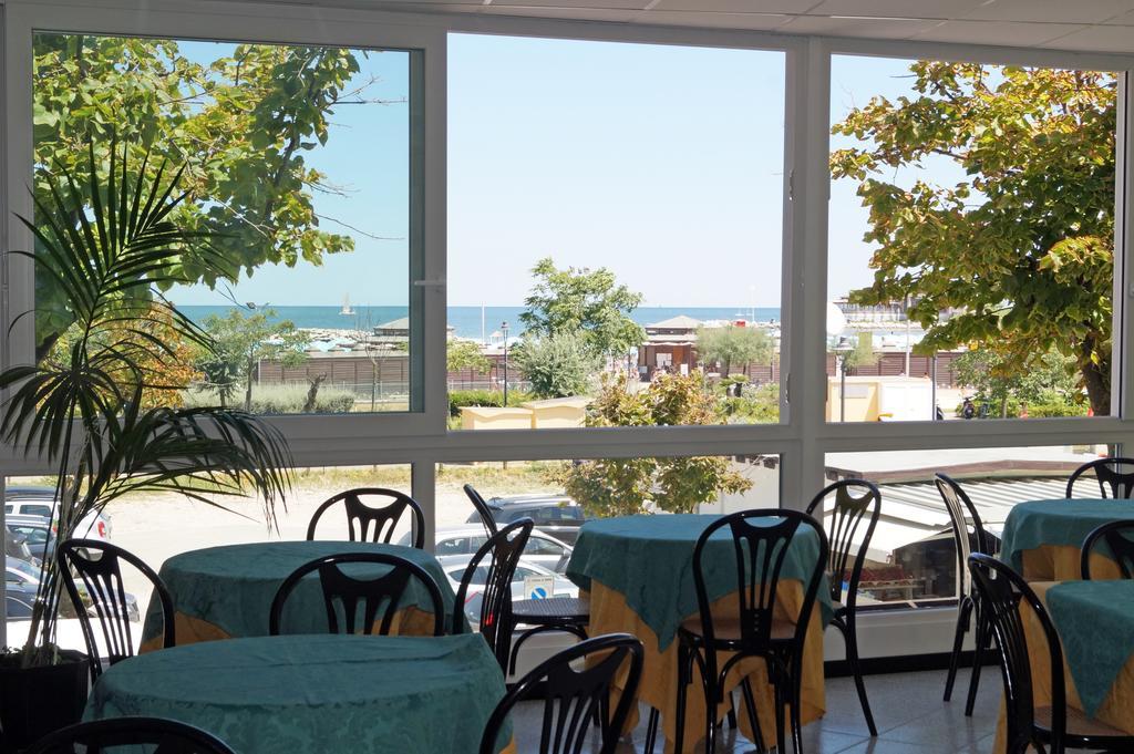 Hotel River Fronte Mare Con Piscina Римини Екстериор снимка